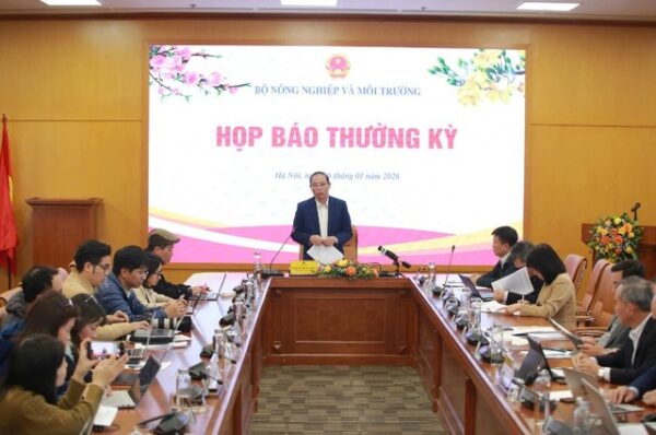 Thứ trưởng Bộ Nông nghiệp và Môi trường Phùng Đức Tiến chủ trì buổi họp báo ngày 6/1/2026.